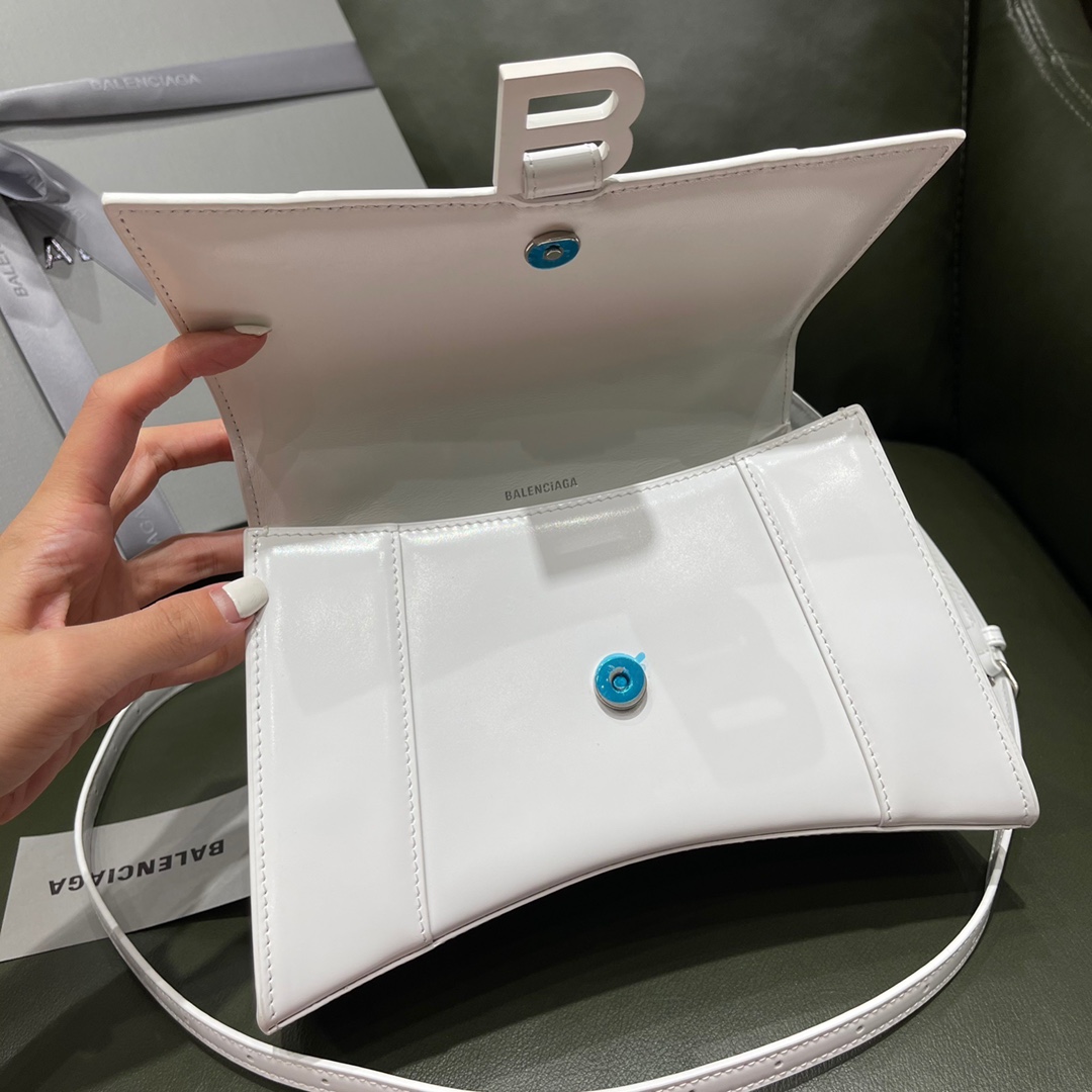 BALENCIAGA 𝐇𝐨𝐮𝐫𝐠𝐥𝐚𝐬𝐬 𝐒 The hourglass bag of the fashion world