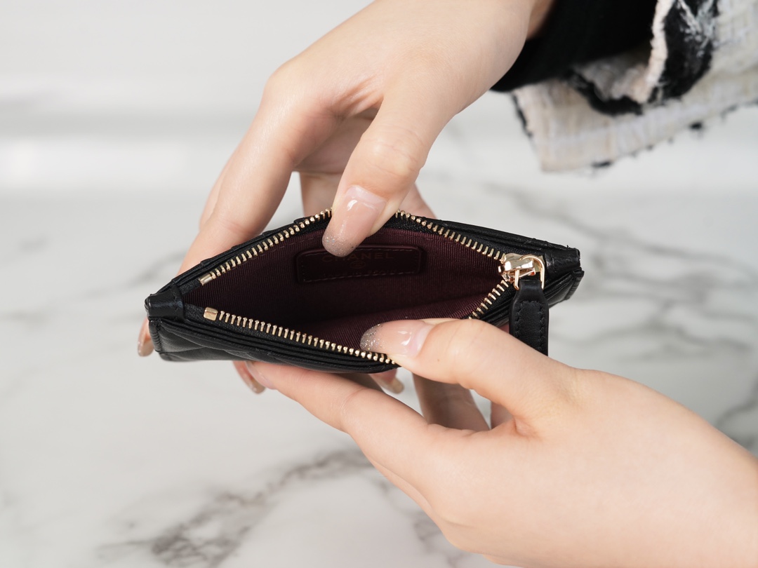 𝗖𝗛𝗔𝗘𝗡𝗟✦In exclusive channel special lambskin 🐑Classic zippered coin card case Black 🖤