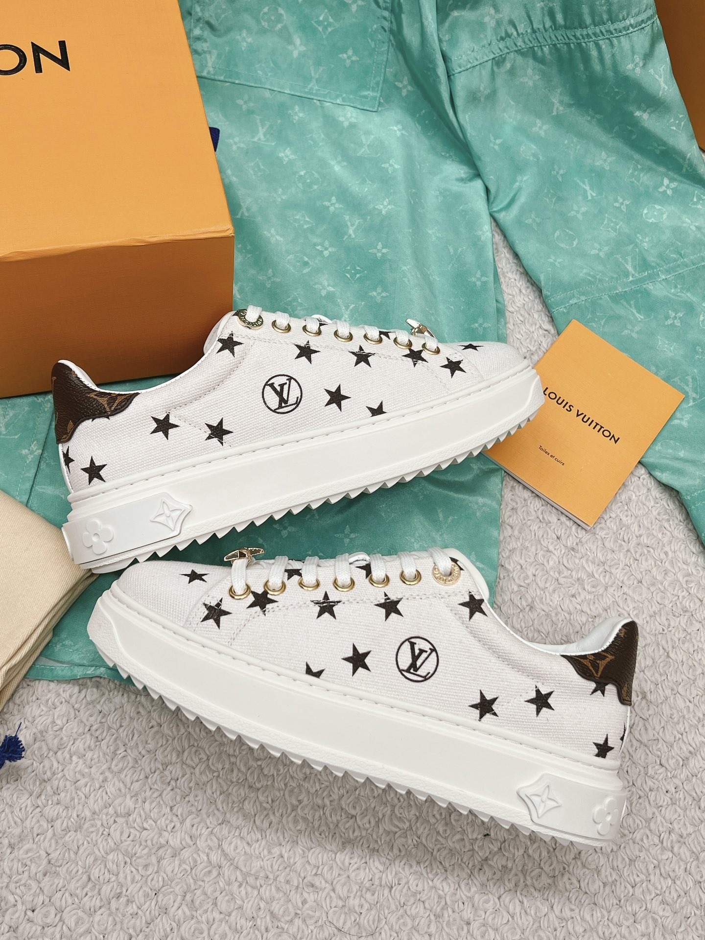 Louis Vuitton x Yayoi Kusama cooperation model classic white shoes 𝐓𝐢𝐦𝐞 𝐨𝐮𝐭 wave point sneakers