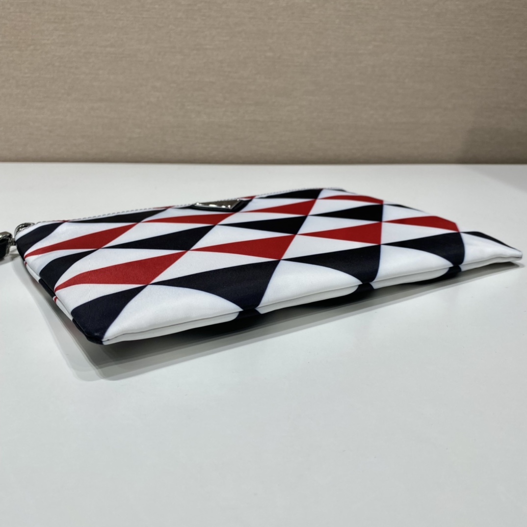 𝐏𝐑𝐀𝐃𝐀 2NH006 Triangle print clutch bag