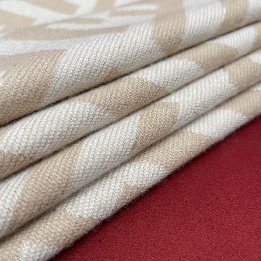 𝐅𝐞𝐧𝐝𝐢 Double-sided Cashmere Scarf with Big Tassel and Big Logo 100% Cashmere