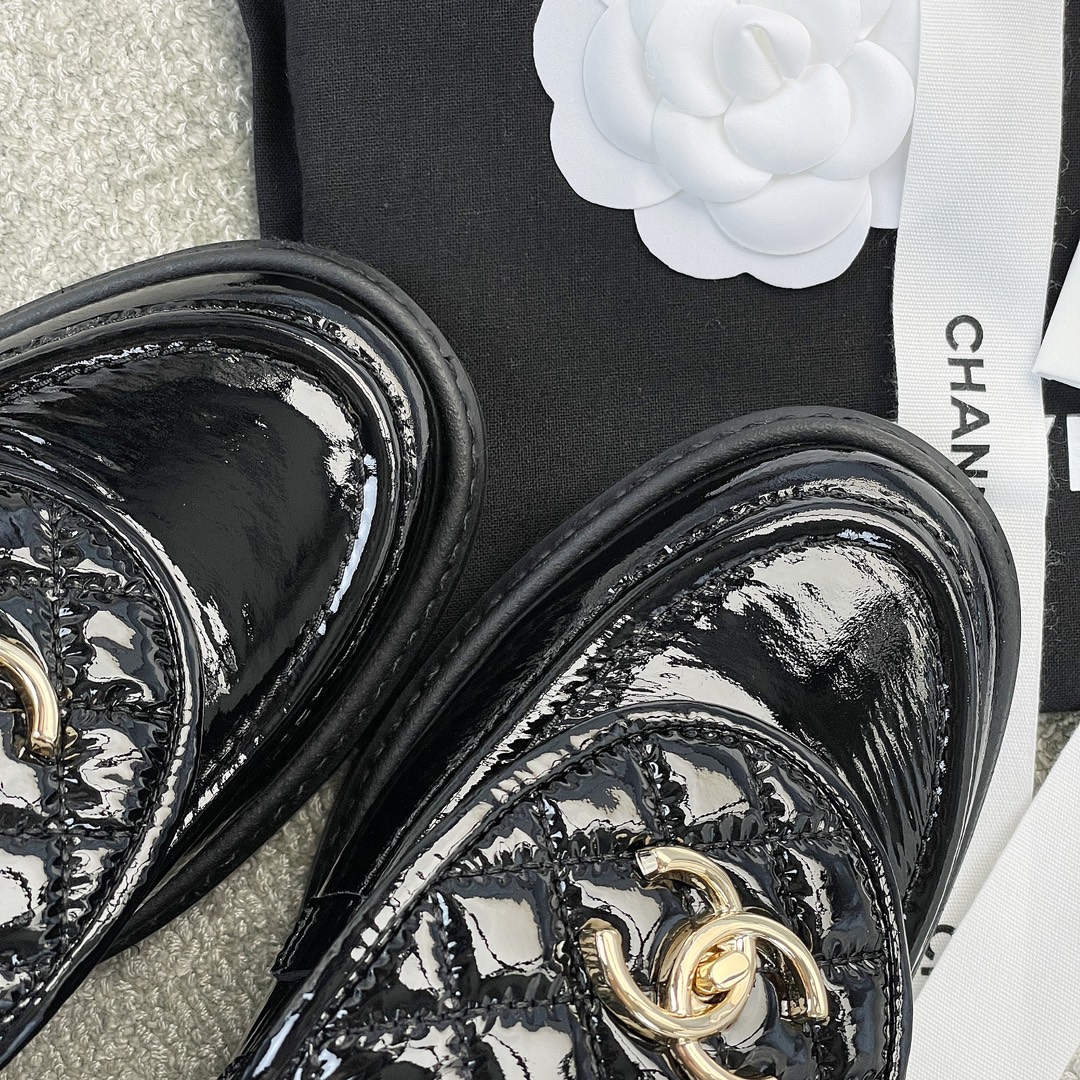 CHANEL a little retro with a flip-flop design through the dye leather sole