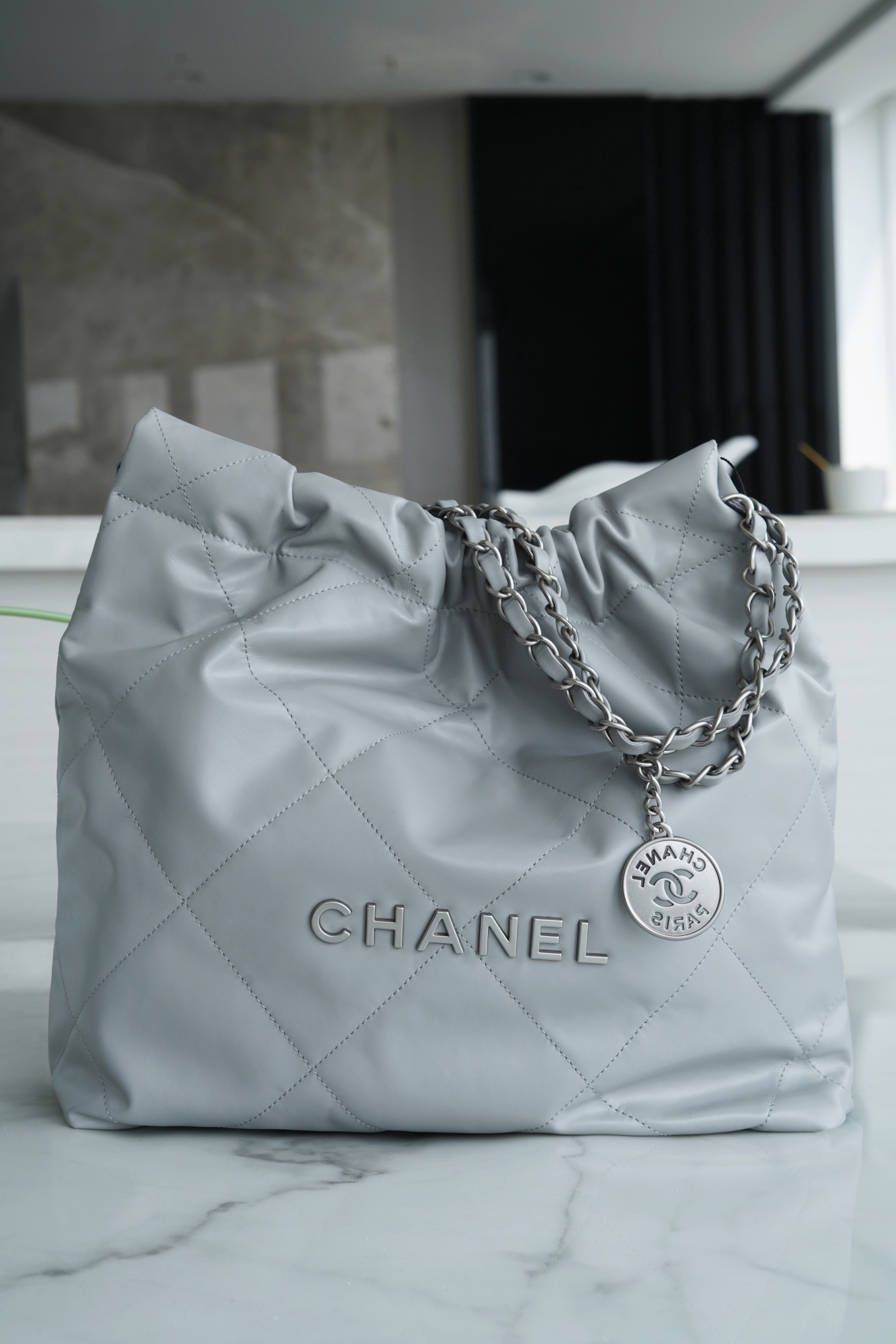 𝗖𝗛𝗔𝗘𝗡𝗟✦𝟐𝟐𝗣Spring/Summer New 𝟐𝟐Handbag Gray Silver Buckle Small 🐘