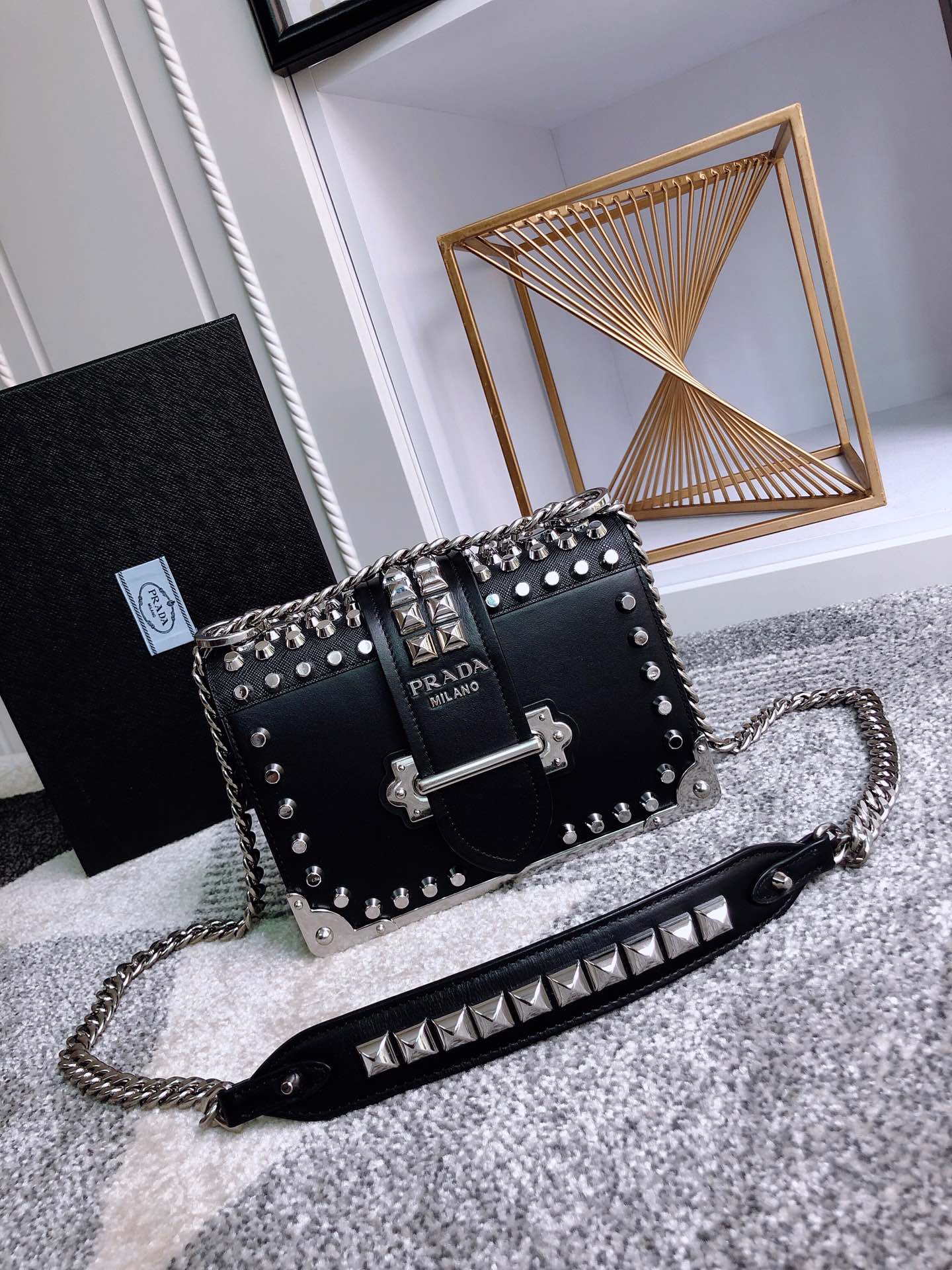 𝐏𝐑𝐀𝐃𝐀 1BH018 Classic Hot