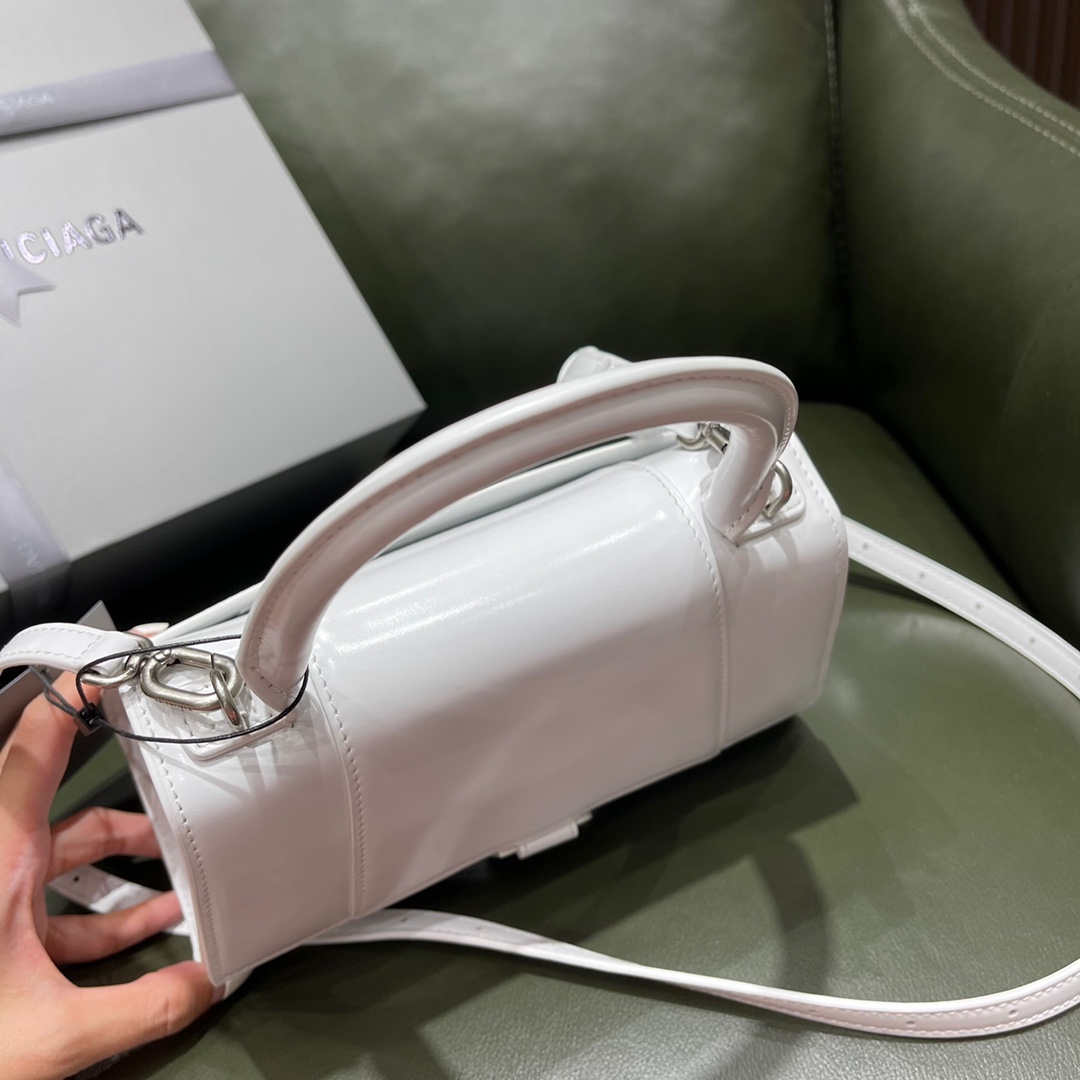 BALENCIAGA 𝐇𝐨𝐮𝐫𝐠𝐥𝐚𝐬𝐬 𝐒 The hourglass bag of the fashion world