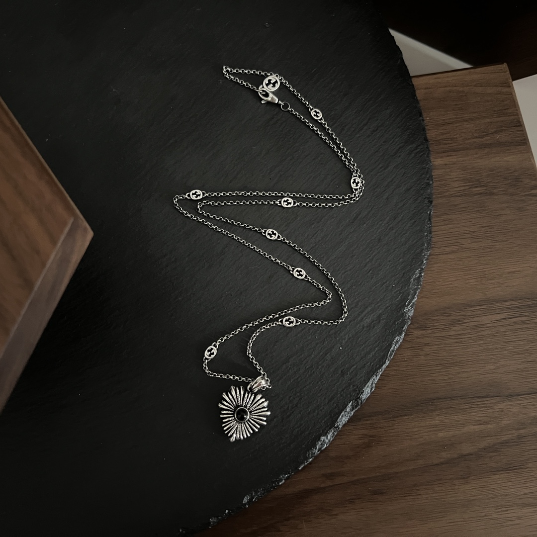 𝐆𝐮𝐜𝐜𝐢 925 Sterling Silver Interlocking Double G Black Shell Heart Necklace