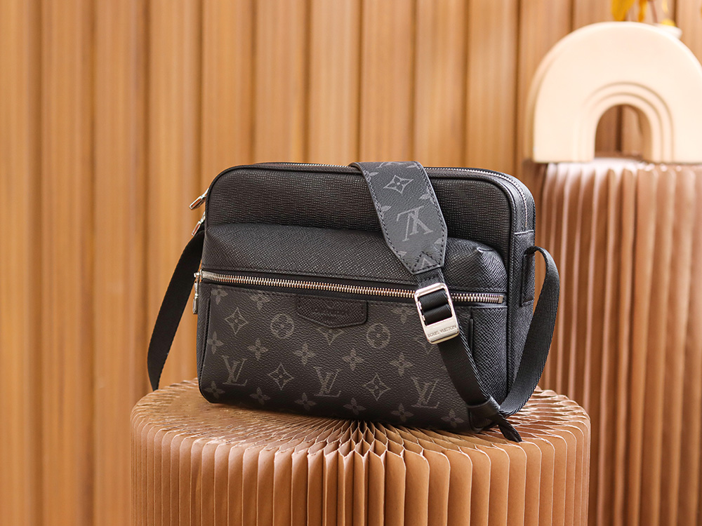 Louis Vuitton 𝙊𝙐𝙏𝘿𝙊𝙊𝙍 messenger bag M30233