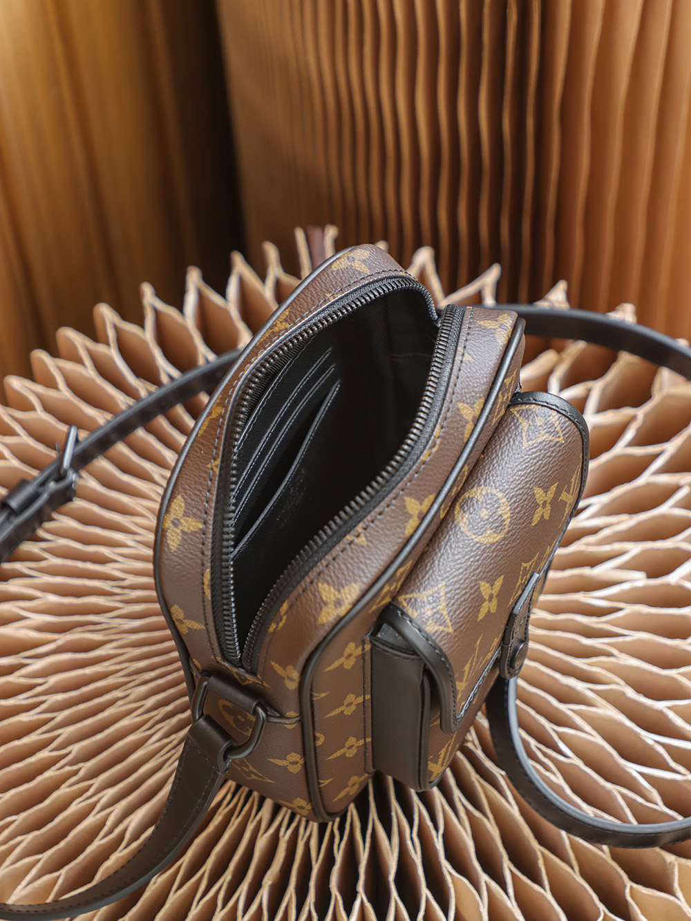 Louis Vuitton 𝐂𝐇𝐑𝐈𝐒𝐓𝐎𝐏𝐇𝐄𝐑 camera bag M69404