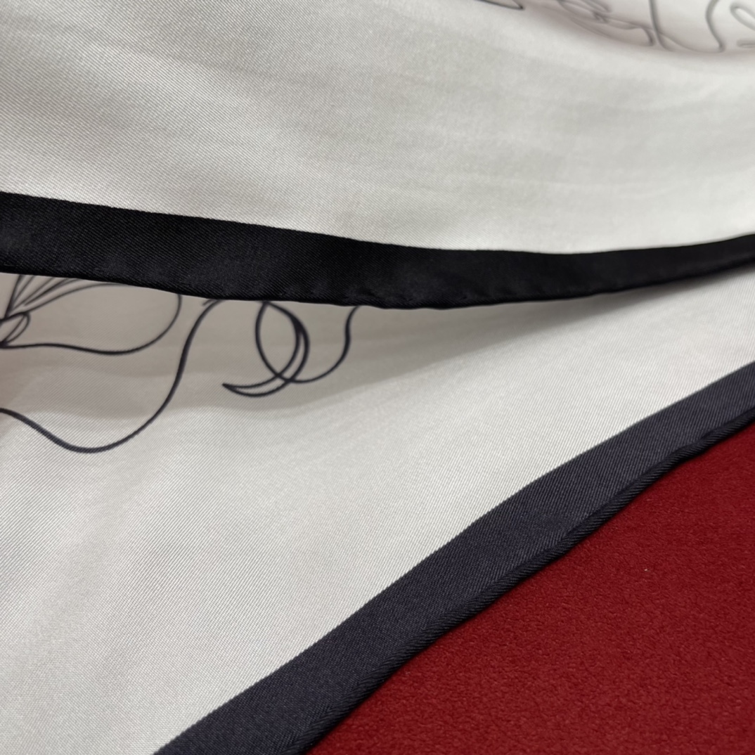 𝐂𝐡𝐚𝐧𝐞𝐥 square scarf 100% mulberry silk fabric