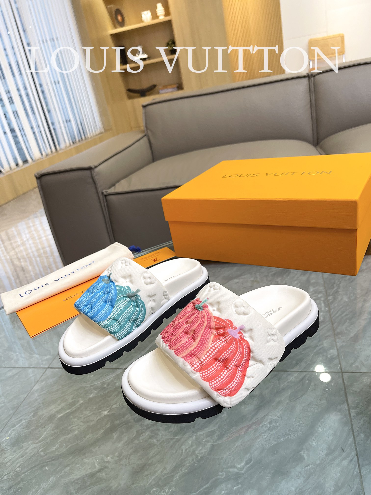 Louis Vuitton 2023 couple models embossed print