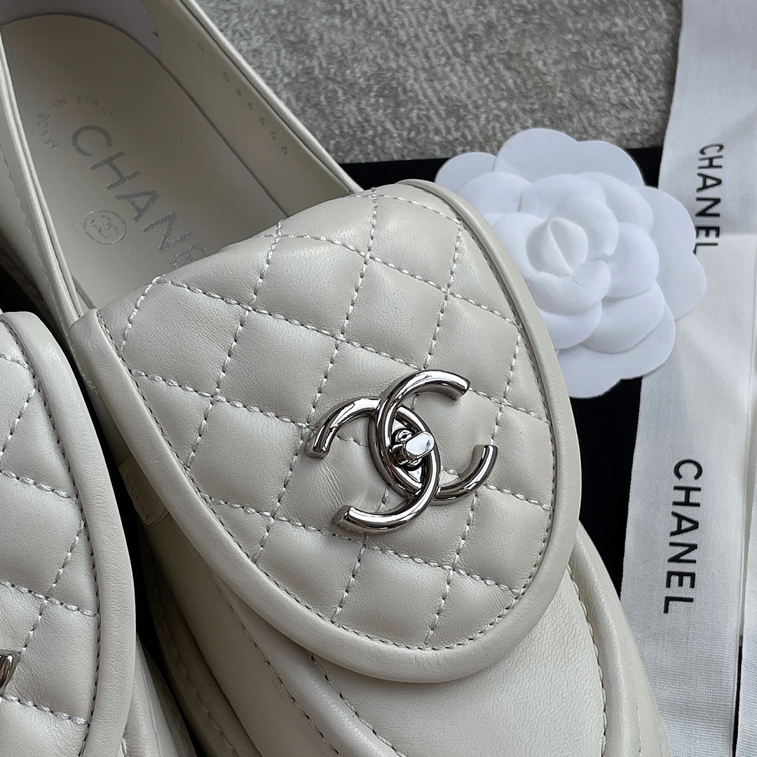 CHANEL a little retro with a flip-flop design through the dye leather sole