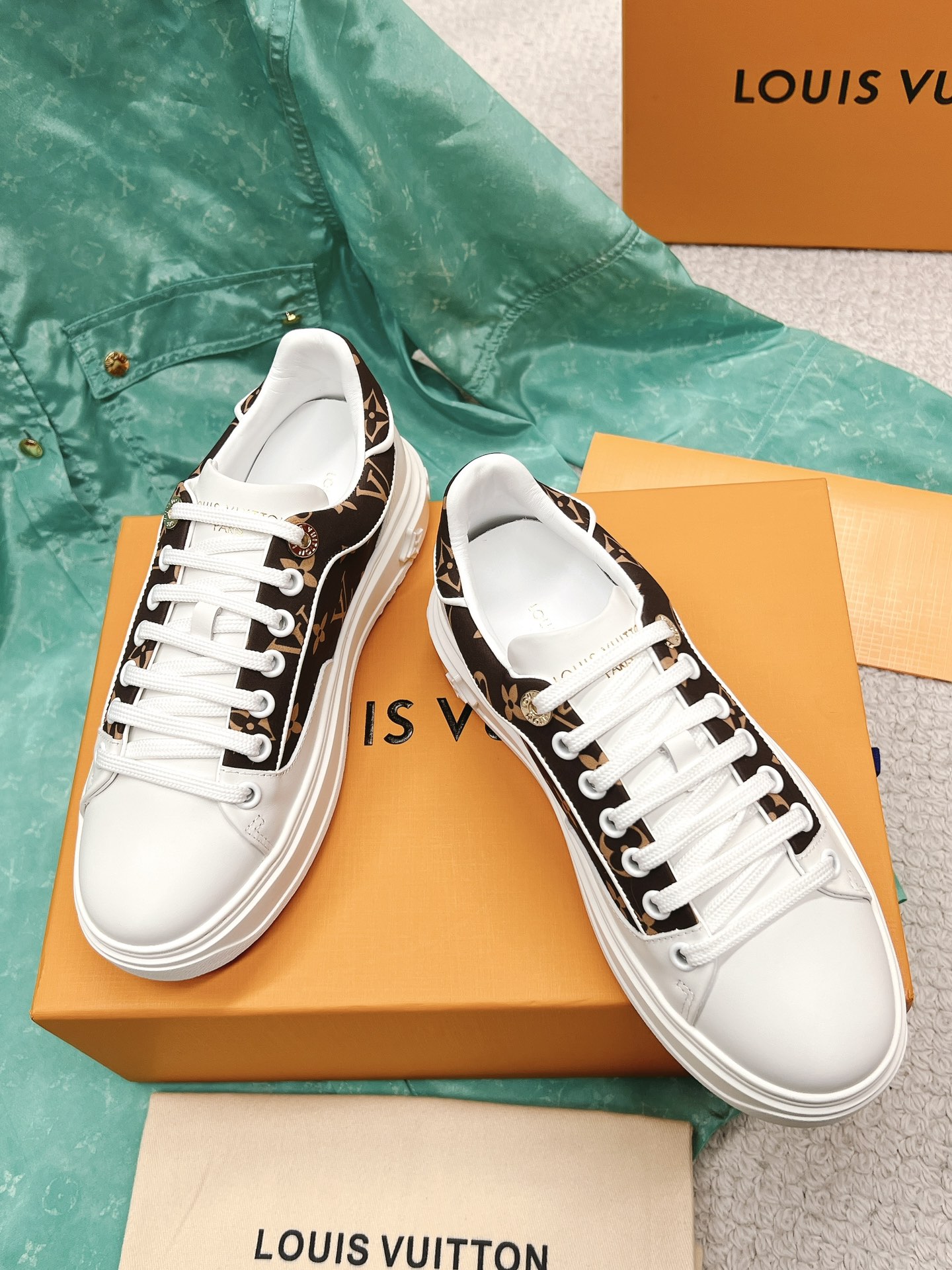 Louis Vuitton's new letter rhinestone white shoes series is new🆕