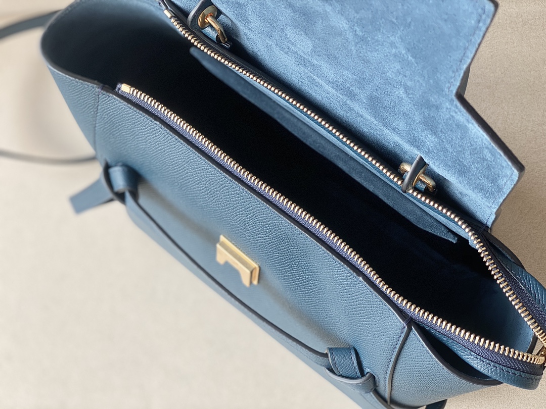 𝐂𝐞𝐥𝐢𝐧𝐞 BELT MICRO BAG in grained calfskin