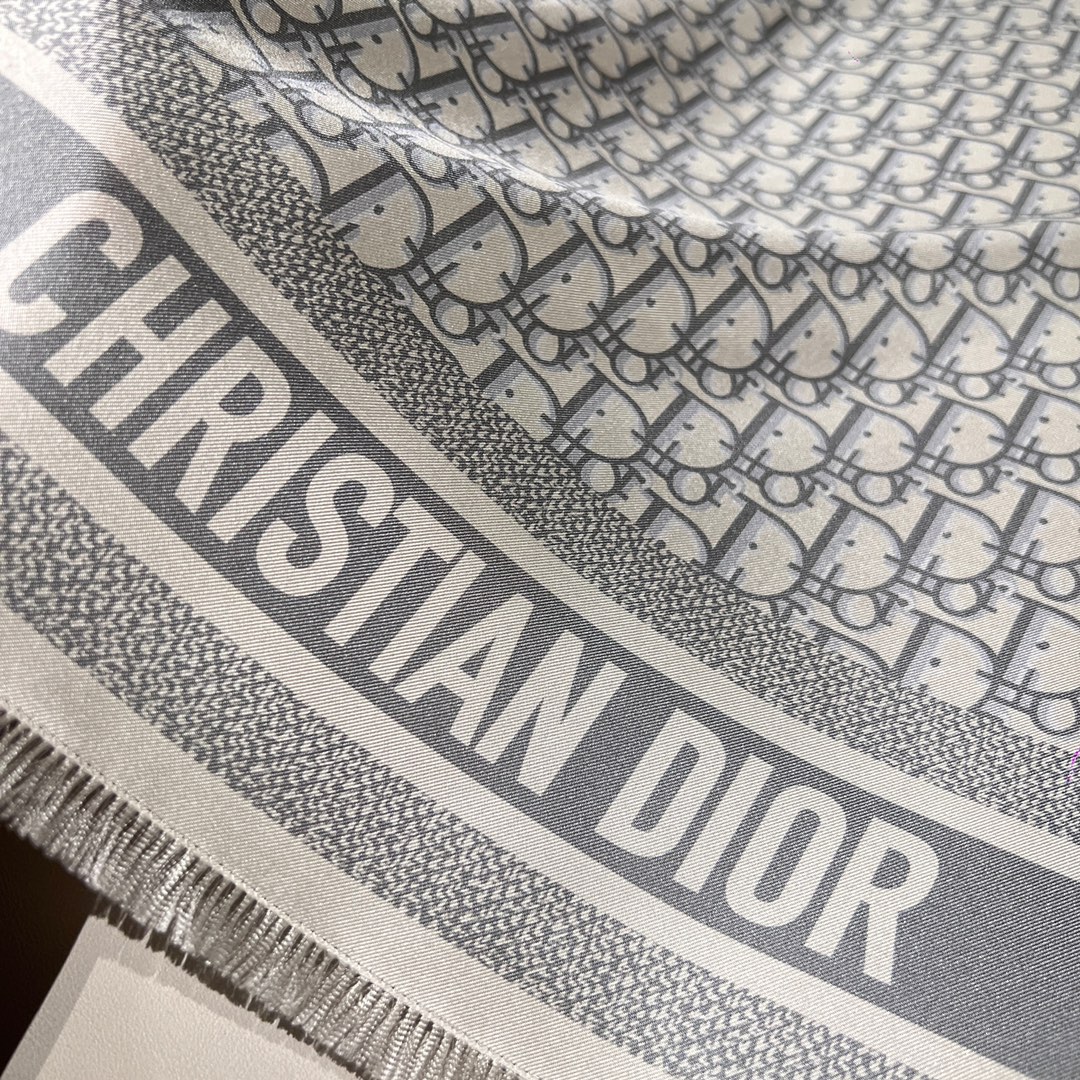 𝐃𝐢𝐨𝐫 ·Bookmark Square Scarf