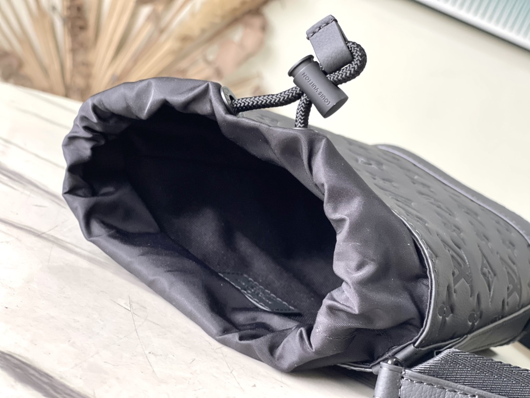 𝐋𝐎𝐔𝐈𝐒 𝐕𝐔𝐈𝐓𝐓𝐎𝐍  M82248