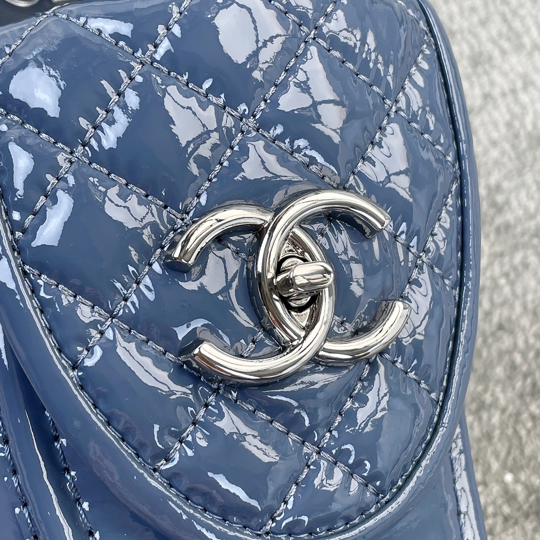 CHANEL a little retro with a flip-flop design through the dye leather sole