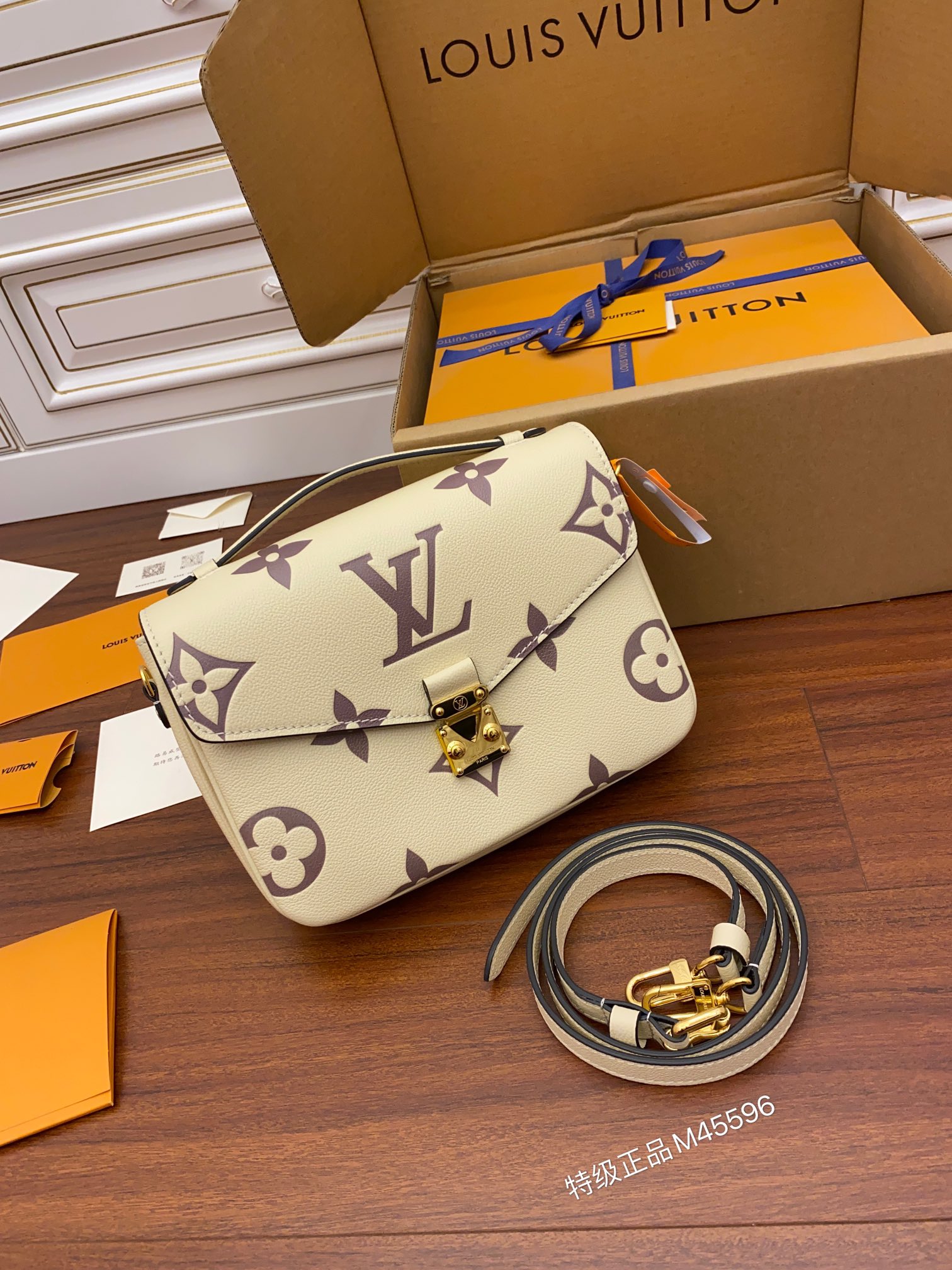 Louis Vuitton M45596