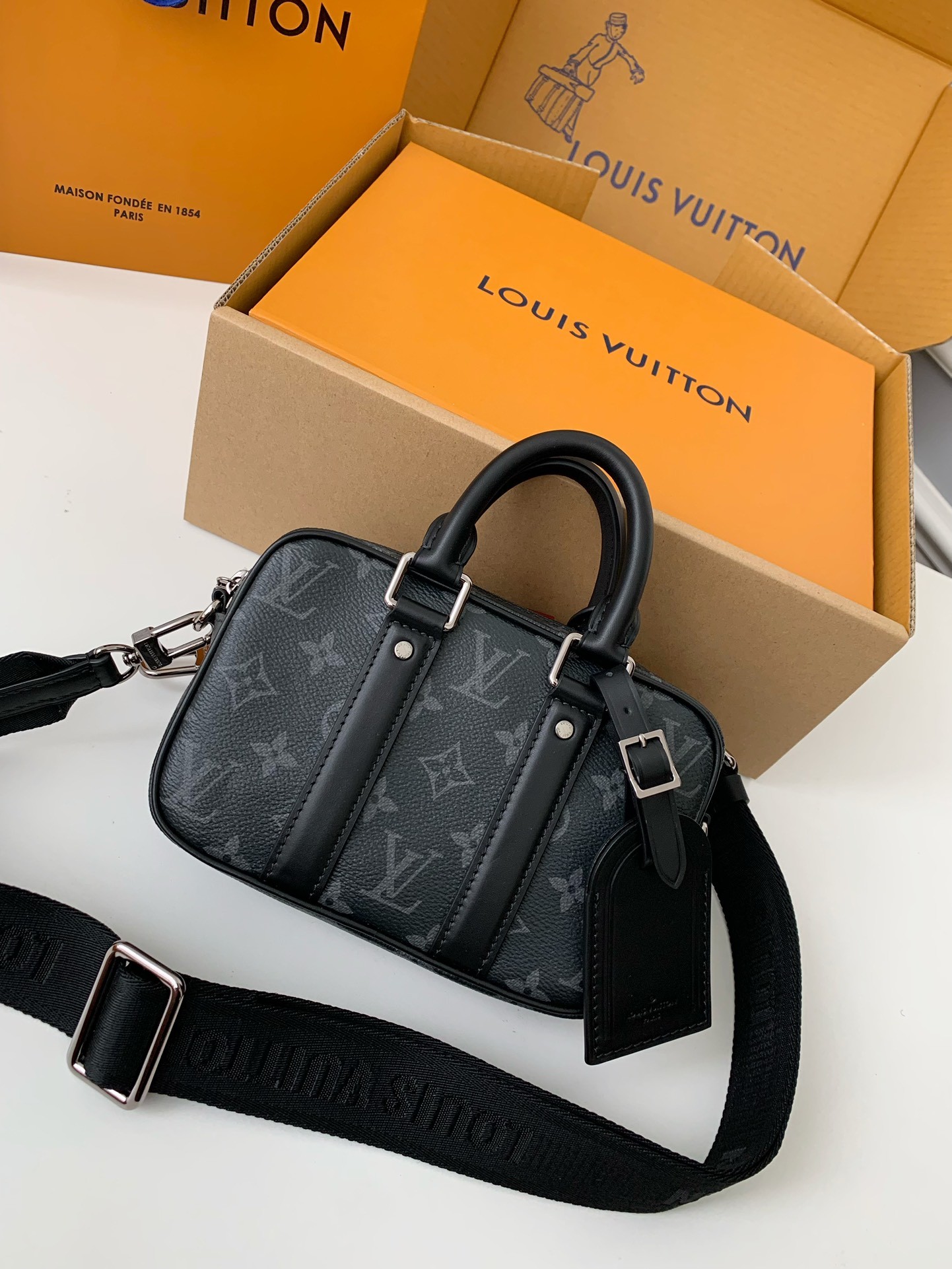 Louis Vuitton Autumn/Winter New LV MOON CROSSBODY Handbag M23835, Top Quality Size: 24.5 * 16 * 4.5c