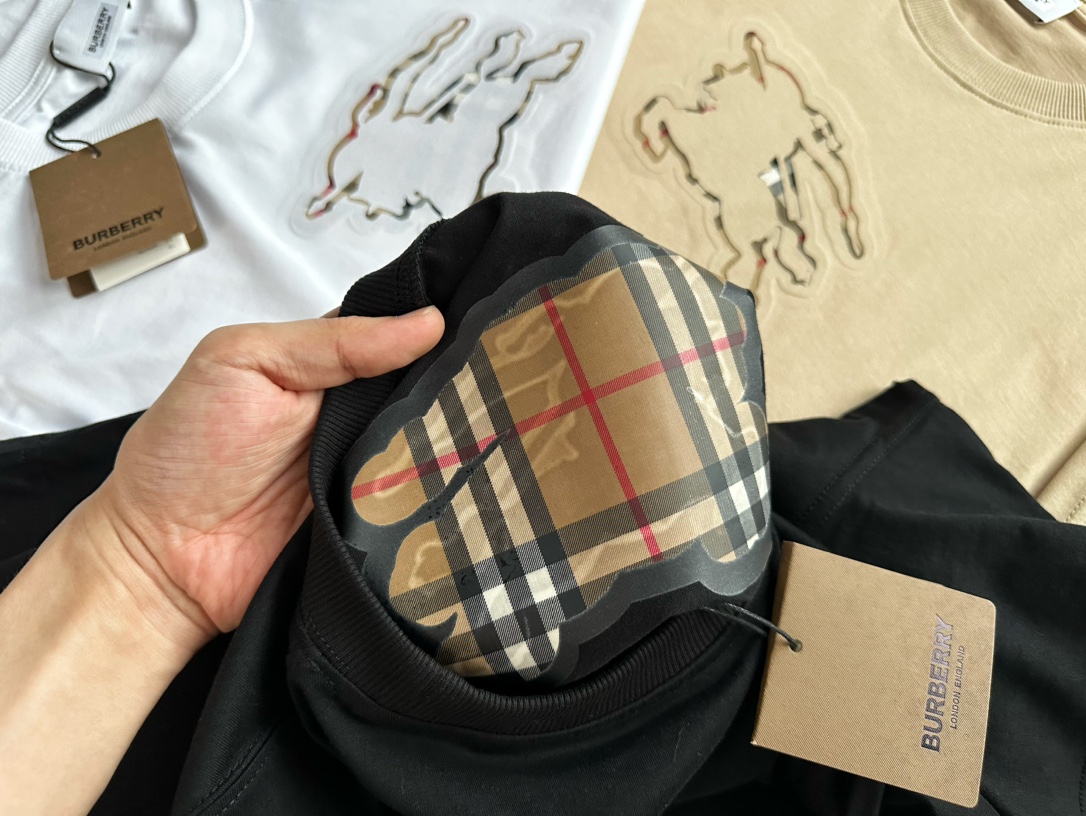 Burberry...Equestrian Concave-Convex Three-dimensional Double Layer Laser Embossed Embossed T-Shirt