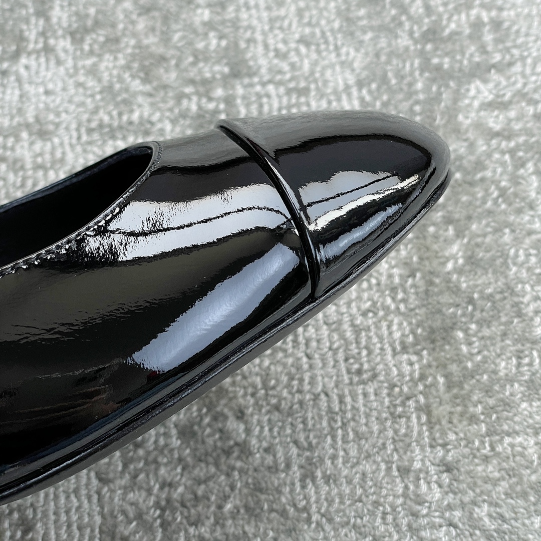 CHANEL book bag buckle single shoes Mary Jane single shoes bright wrinkled patent leather gold heel