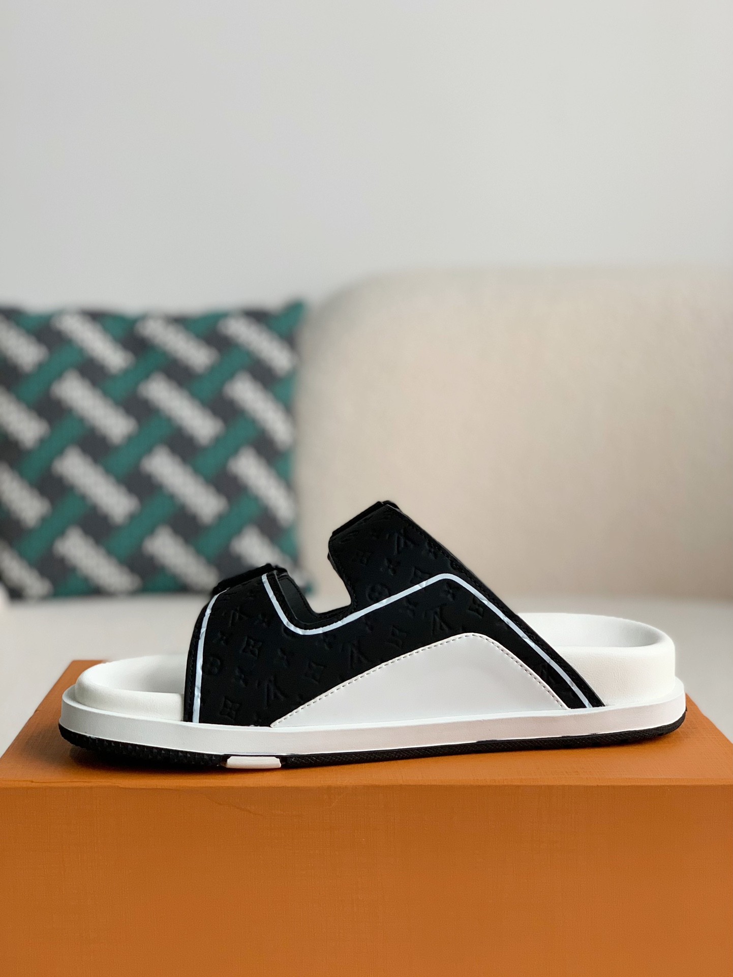 LOUIS VUITTON MAN SLIPPERS