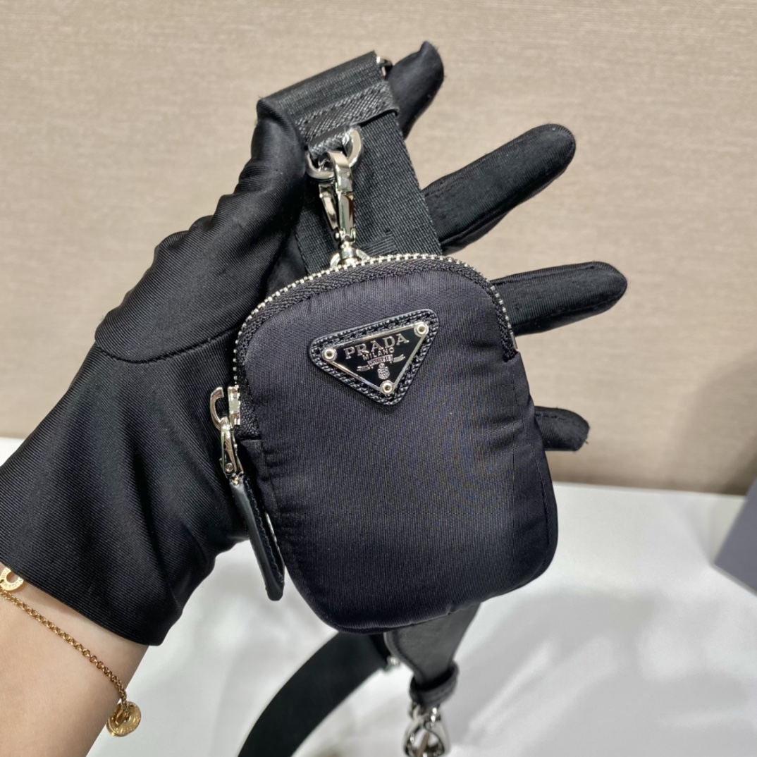 𝐏𝐑𝐀𝐃𝐀 Triangle Crossbody Bag