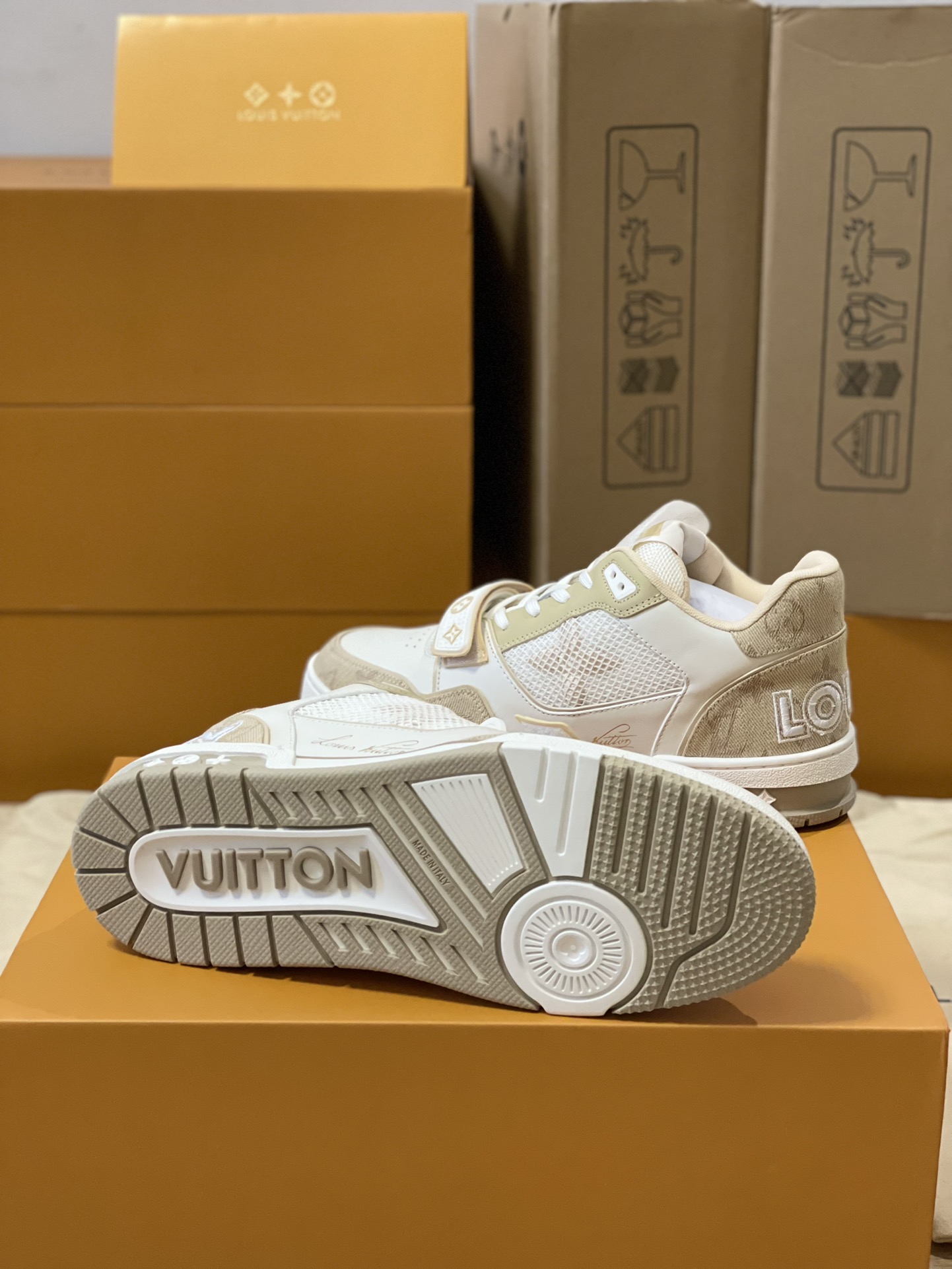 Louis Vuitton Trainer sneakers for couples, style 1A98UX