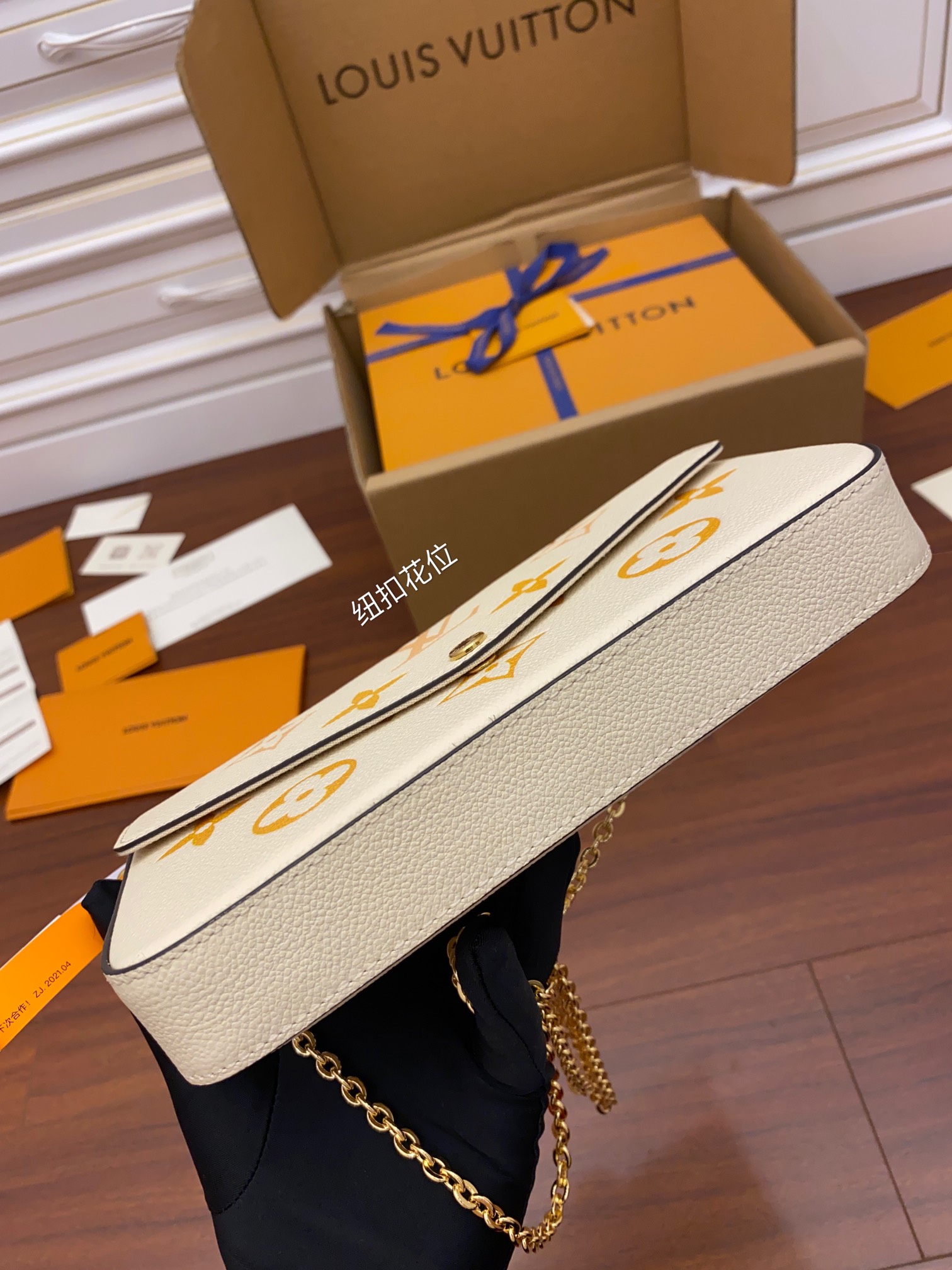 Louis Vuitton M80498