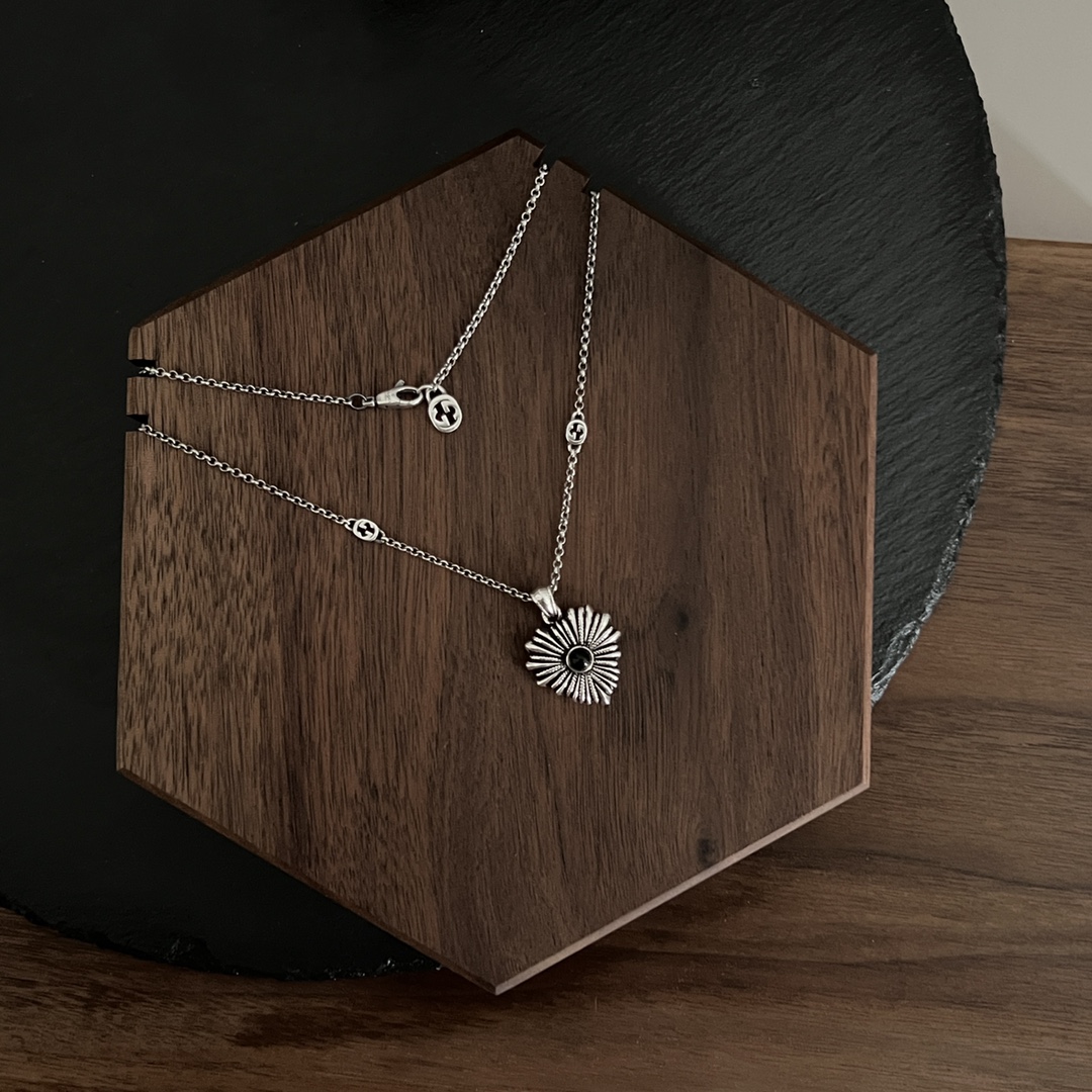 𝐆𝐮𝐜𝐜𝐢 925 Sterling Silver Interlocking Double G Black Shell Heart Necklace