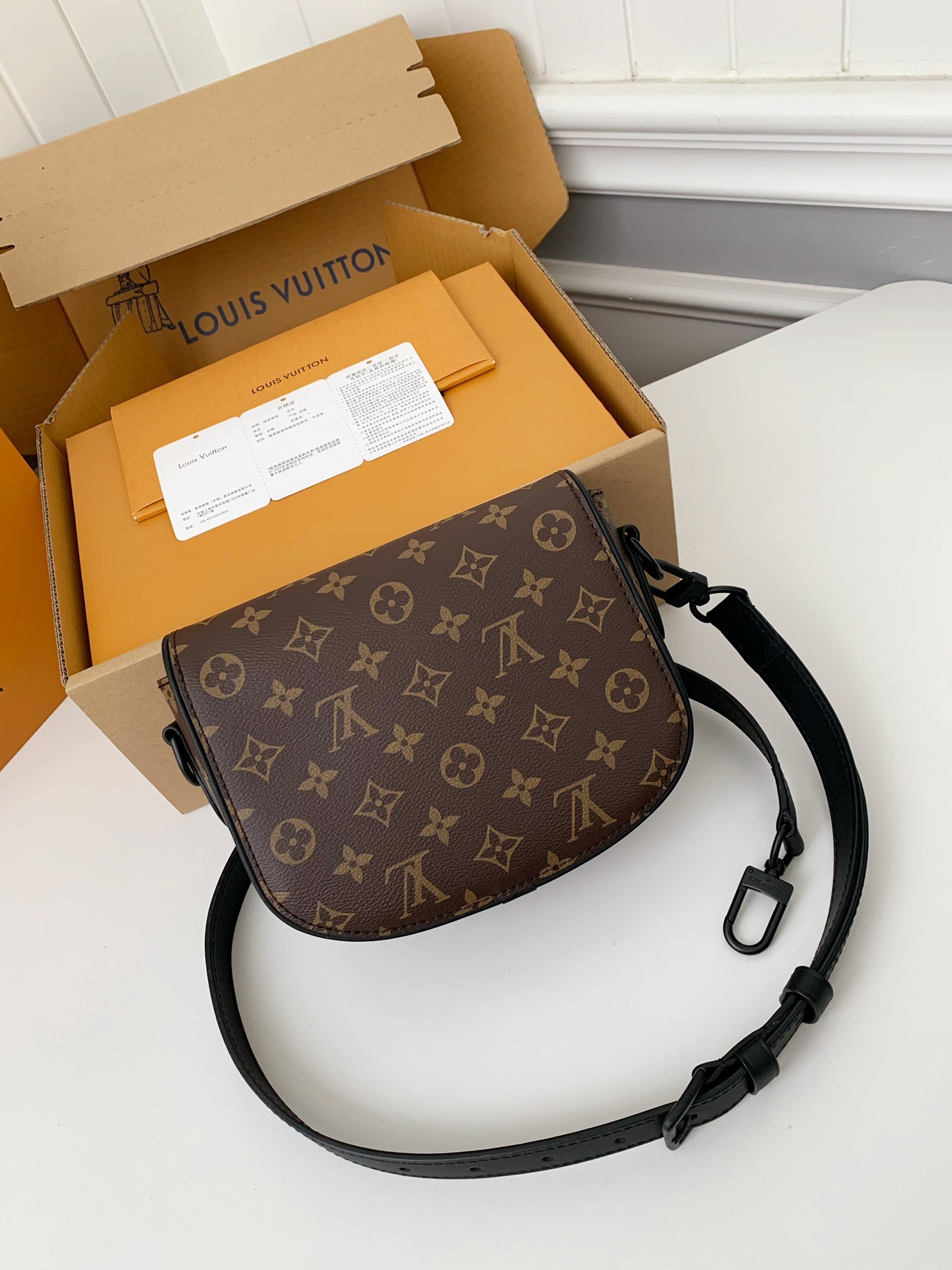Louis Vuitton New season Montsouris Small Messenger Bag M47060 Size：20*17*7cm