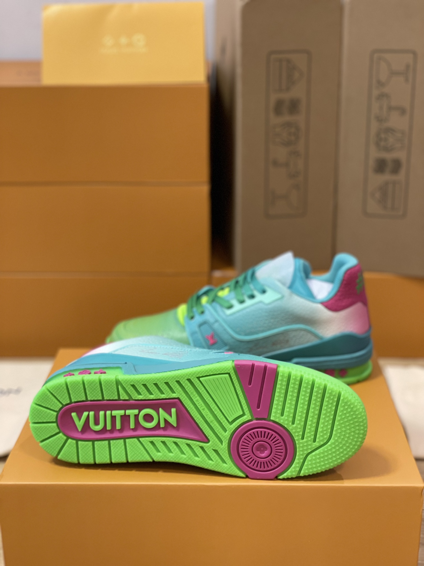 Louis Vuitton couple models LVTRAINER sneakers model number MS0119