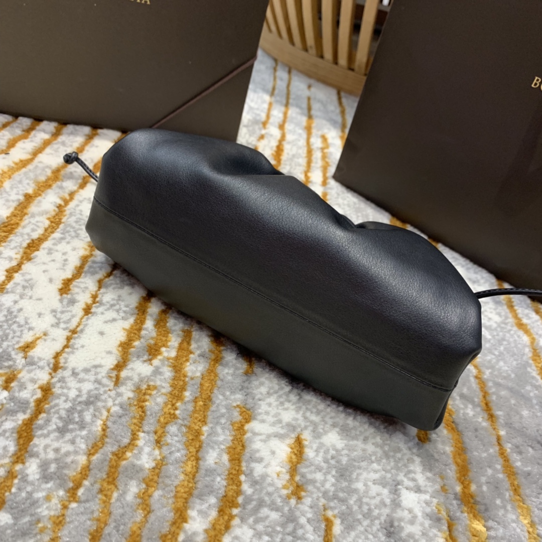 Bottega Veneta  THE MINI POUCH  #585852