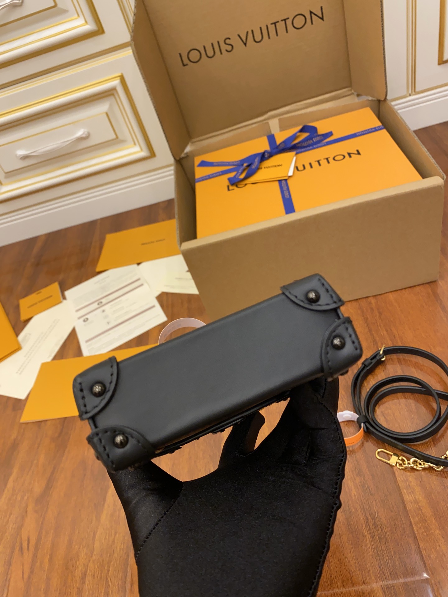 Louis Vuitton  M63913