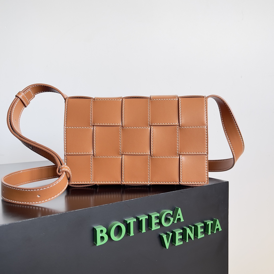Bottega Veneta bv Cassette embroidered thread five compartment leather handbag Brown wood #758105