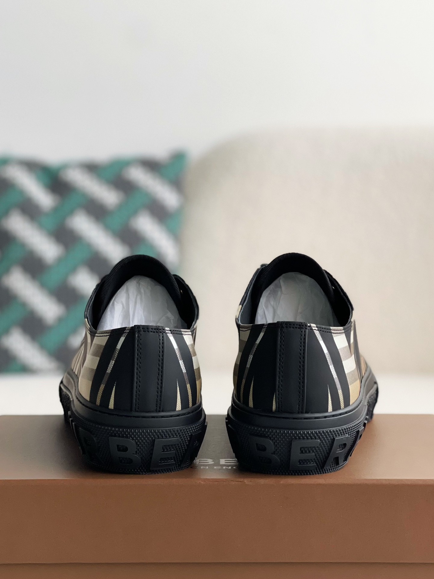 Burberry Low cut casual sports shoes