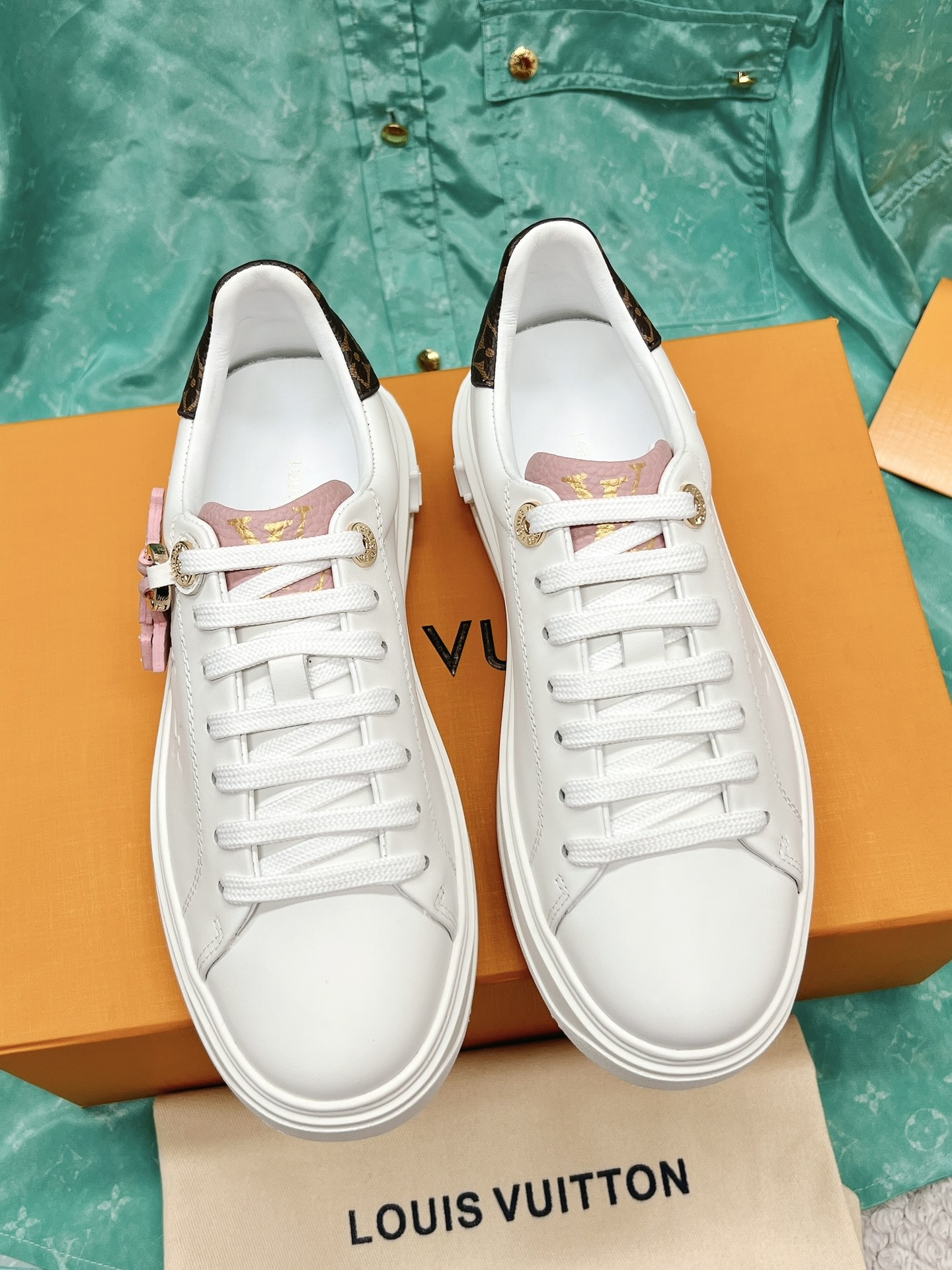 Louis Vuitton x Yayoi Kusama cooperation model classic white shoes 𝐓𝐢𝐦𝐞 𝐨𝐮𝐭 wave point sneakers