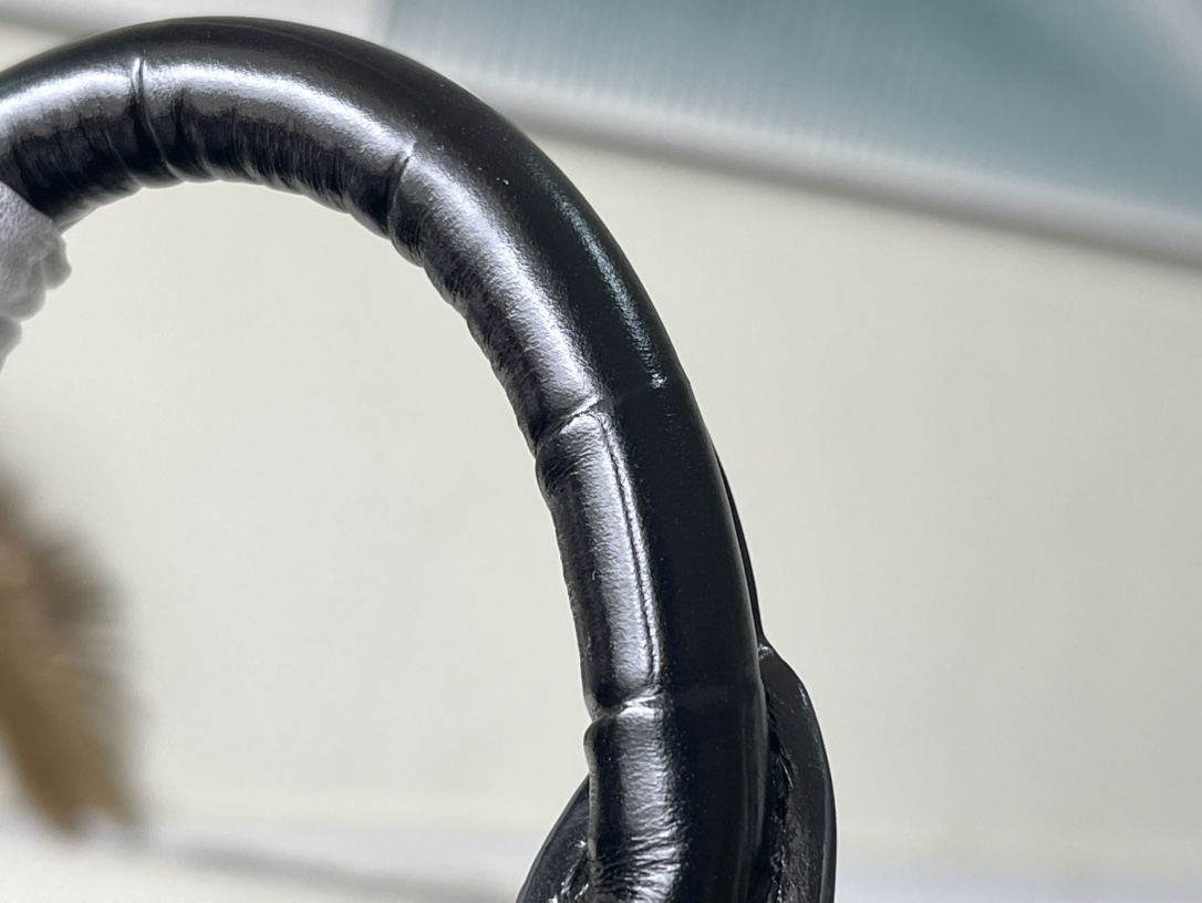 𝐋𝐎𝐔𝐈𝐒 𝐕𝐔𝐈𝐓𝐓𝐎𝐍    M80641