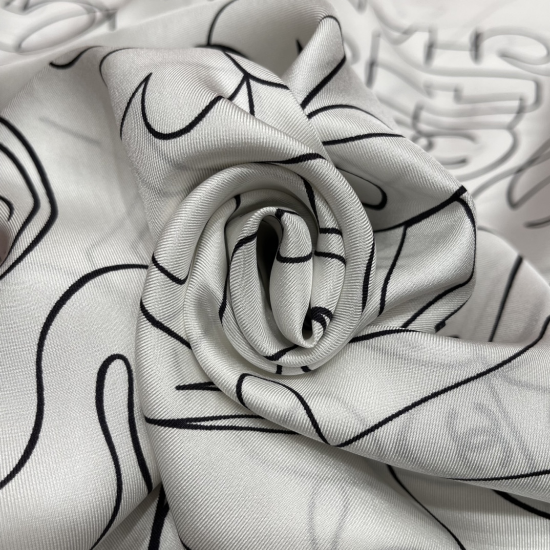 𝐂𝐡𝐚𝐧𝐞𝐥 square scarf 100% mulberry silk fabric