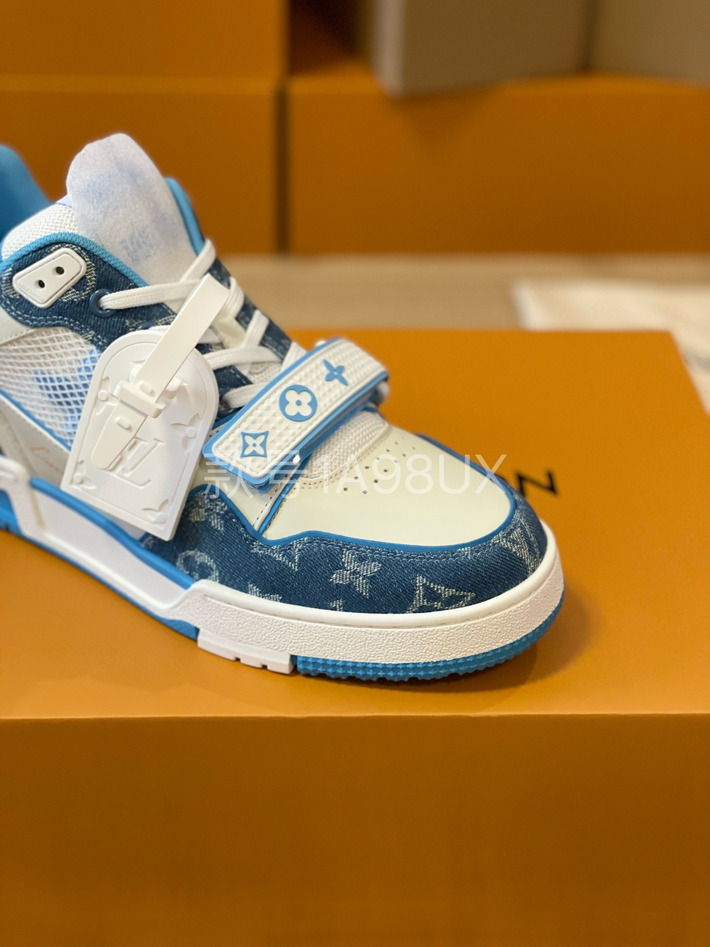 Louis Vuitton Trainer sneakers for couples, style 1A98UX