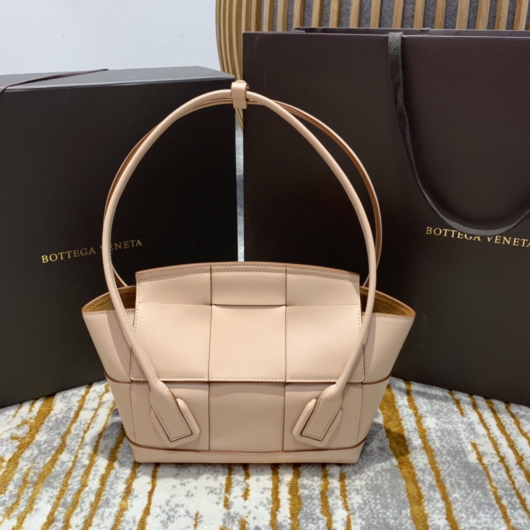 Bottega Veneta  𝙏𝙝𝙚 𝘼𝙧𝙘𝙤 𝟯𝟯 #575943