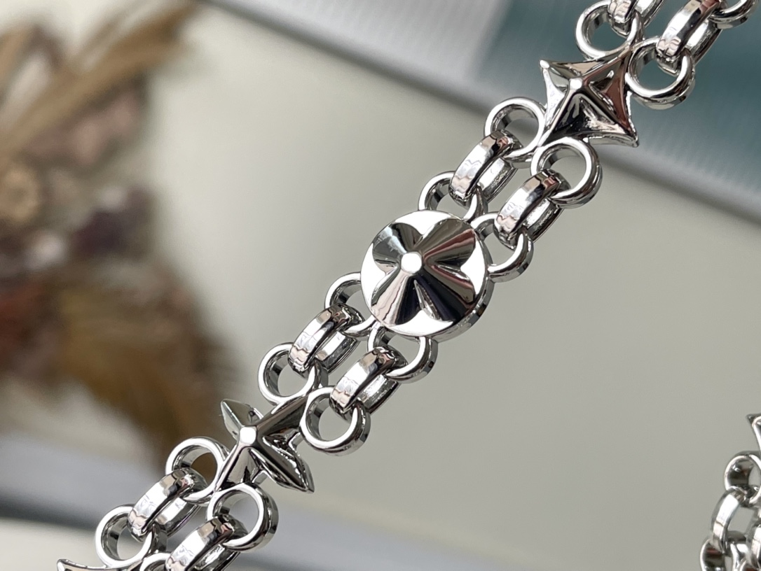 𝐋𝐎𝐔𝐈𝐒 𝐕𝐔𝐈𝐓𝐓𝐎𝐍    M21740