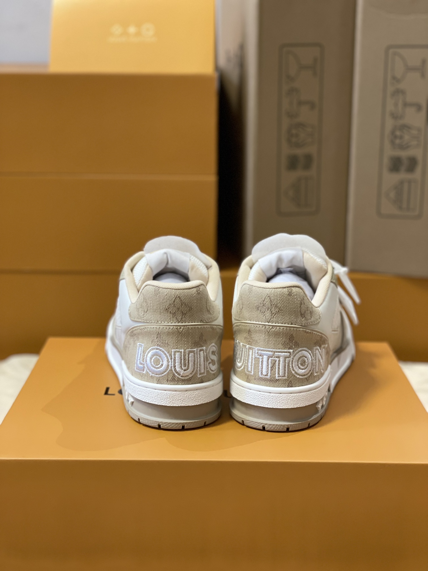 Louis Vuitton Trainer sneakers for couples, style 1A98UX