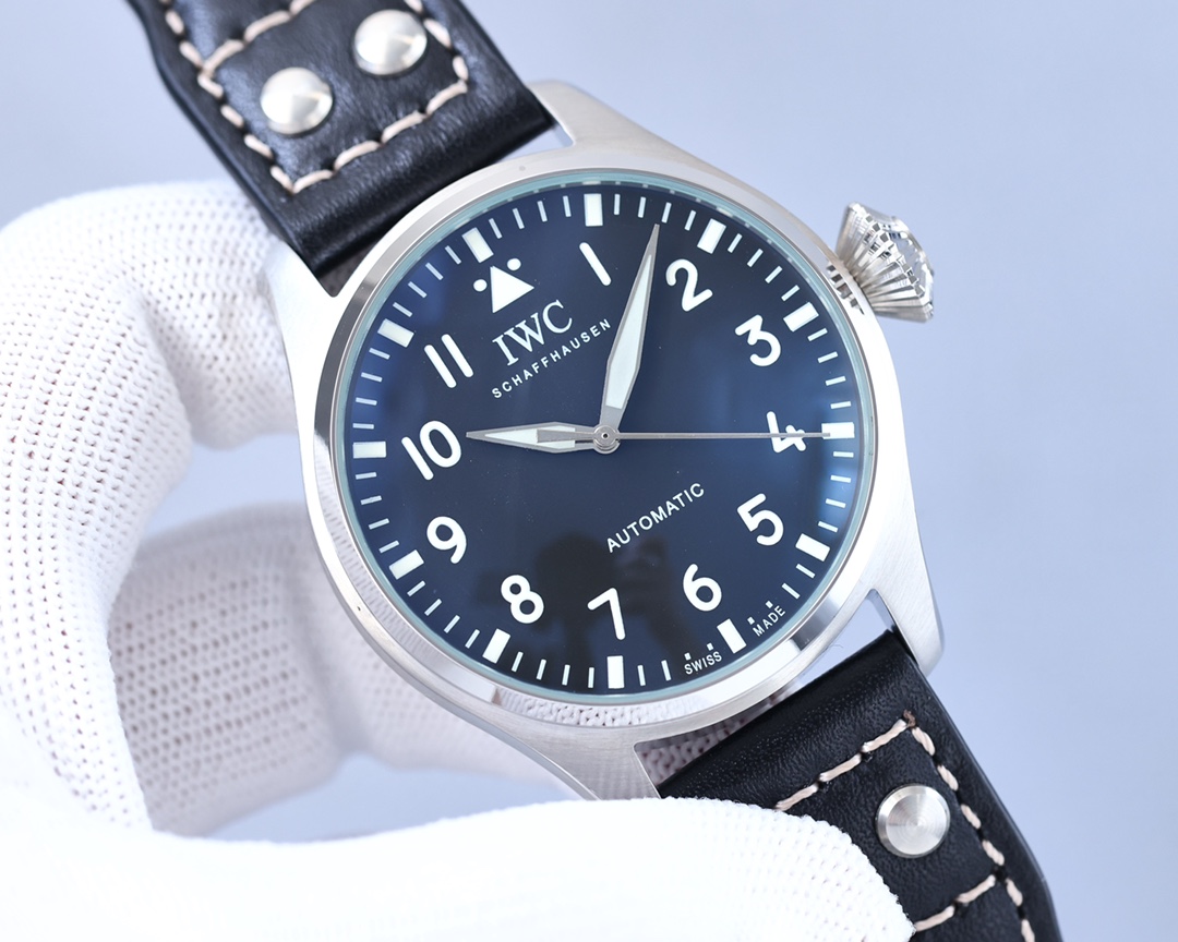 IWC- Presented in a purer design Built-in automatic mechanical movement