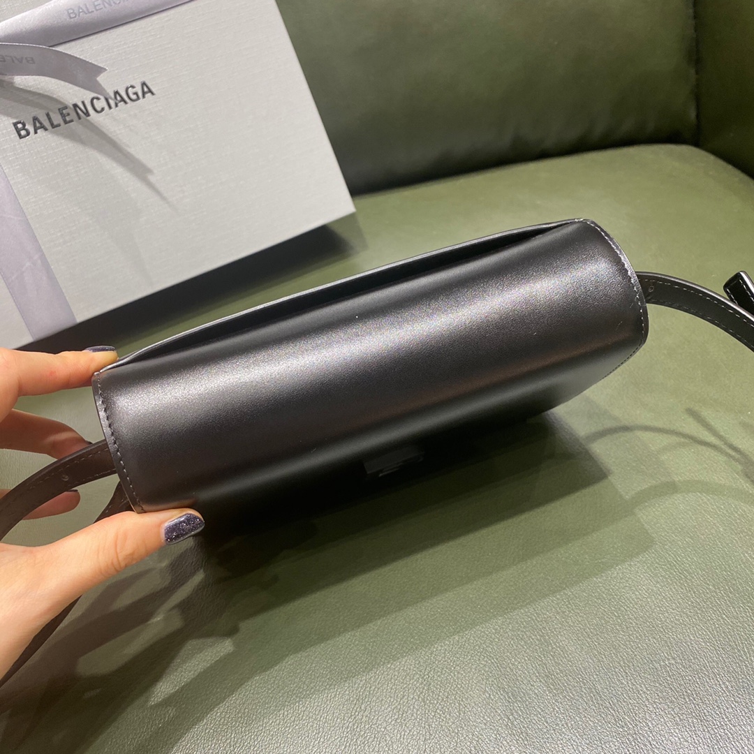 BALENCIAGA 𝘀𝗺𝗮𝗹𝗹 𝗯𝗮𝗴 Plain black buckle