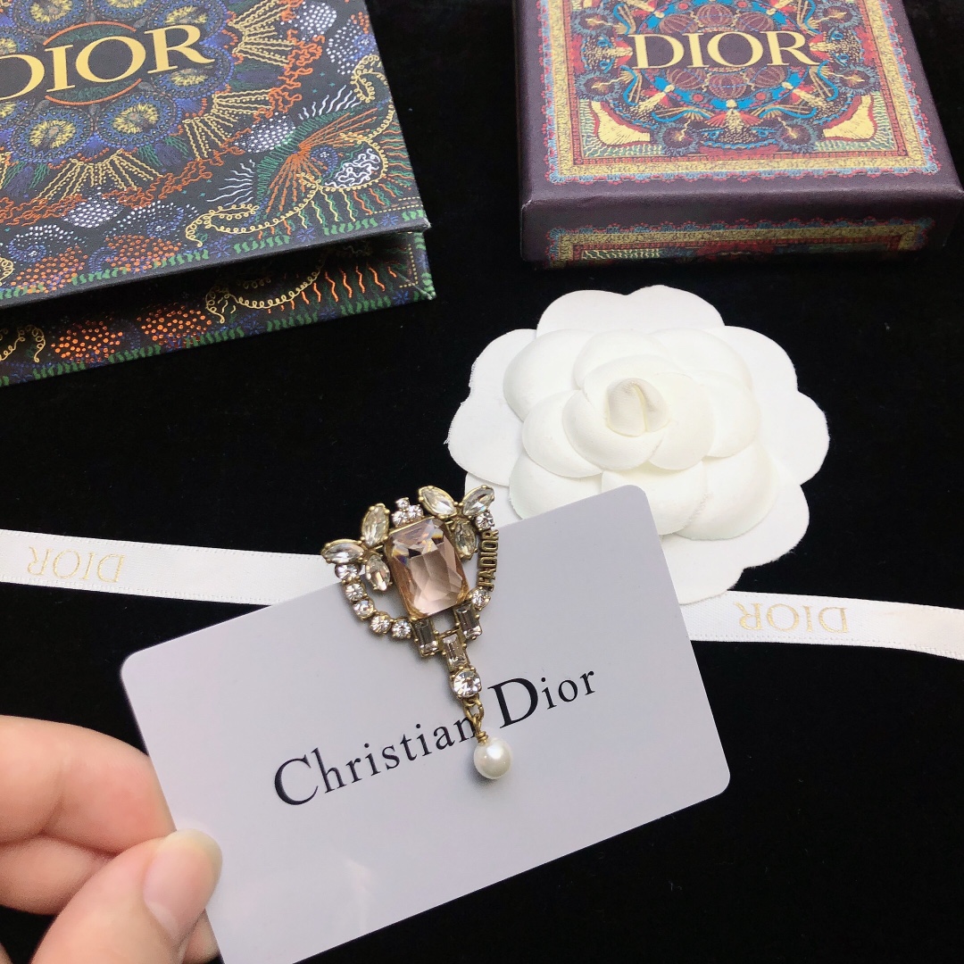Dior CD letter pearl brooch