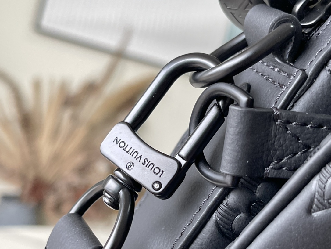 𝐋𝐎𝐔𝐈𝐒 𝐕𝐔𝐈𝐓𝐓𝐎𝐍 M46602 Discovery pocket