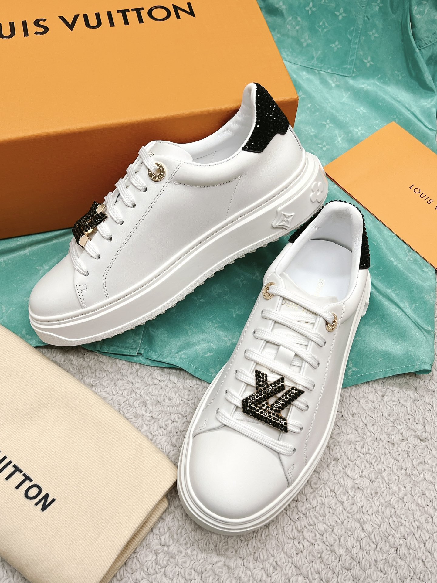 Louis Vuitton's new letter rhinestone white shoes series is new🆕