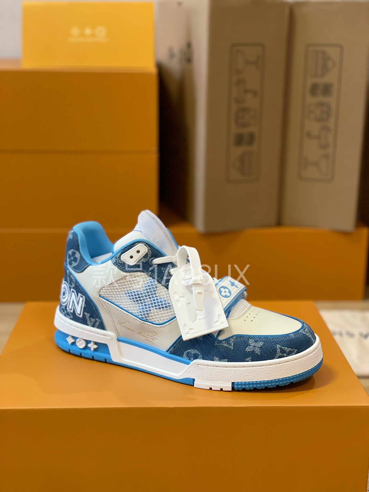 Louis Vuitton Trainer sneakers for couples, style 1A98UX