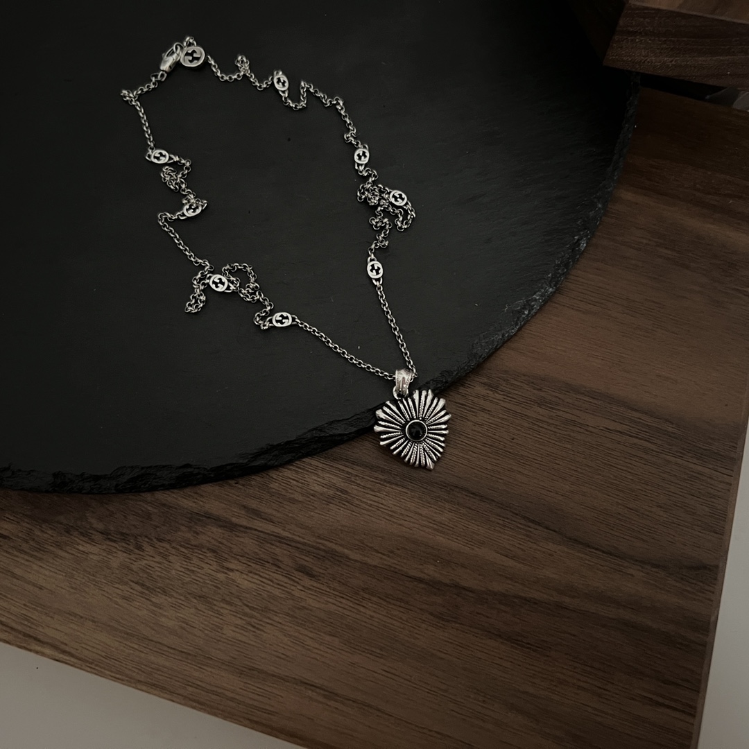 𝐆𝐮𝐜𝐜𝐢 925 Sterling Silver Interlocking Double G Black Shell Heart Necklace
