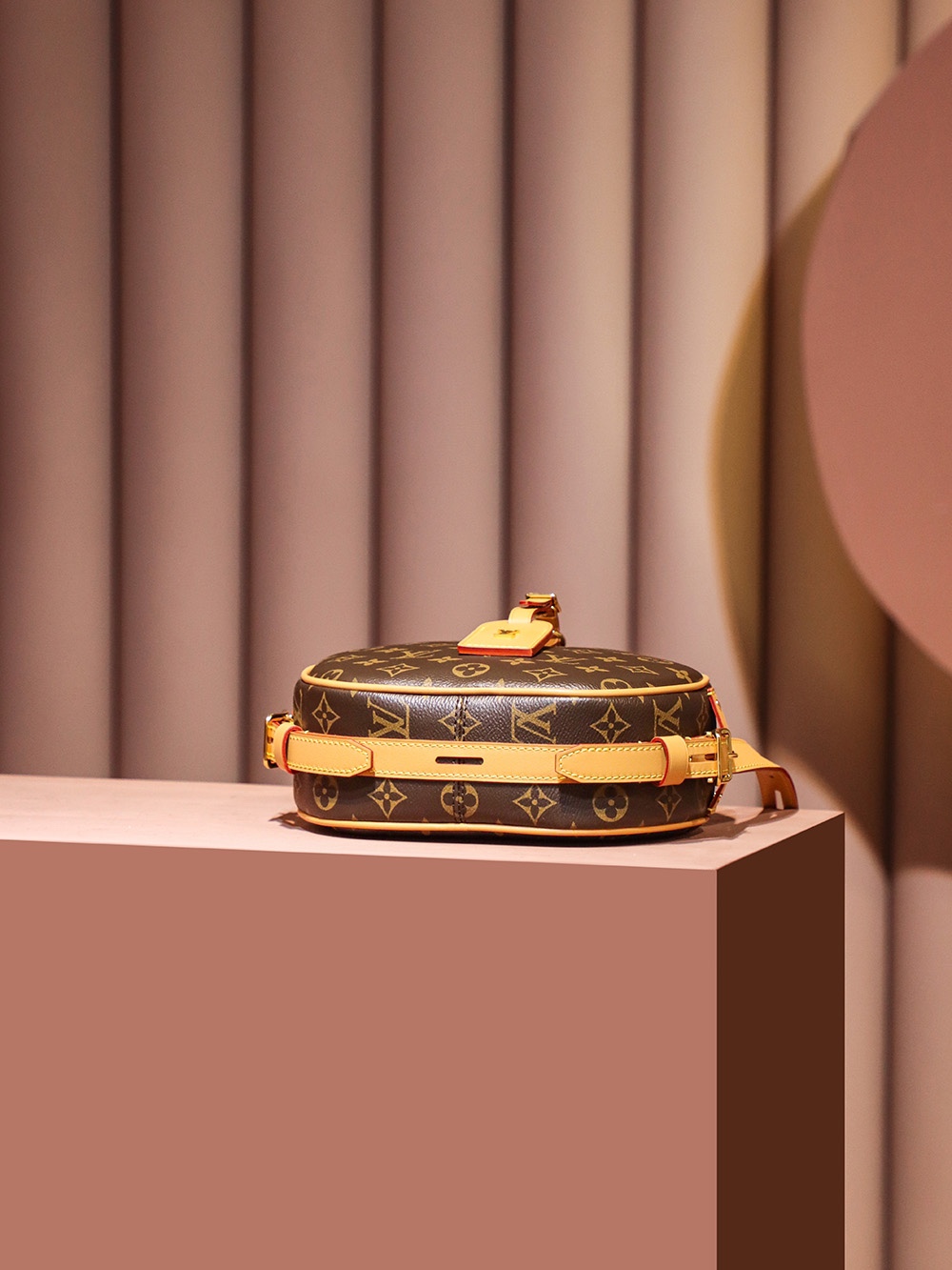 Louis Vuitton 𝐁𝐎𝐈𝐓𝐄 𝐂𝐇𝐀𝐏𝐄𝐀𝐔 𝐒𝐎𝐔𝐏𝐋𝐄 new version big soft cake M45747